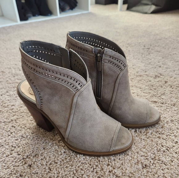 VINCE CAMUTO - Picture 3 of 3